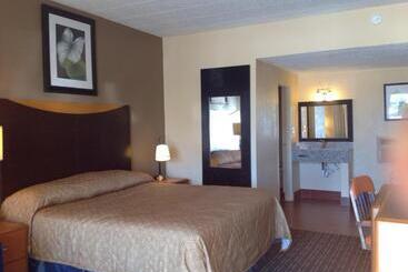 Отель Diamond Inn & Suites