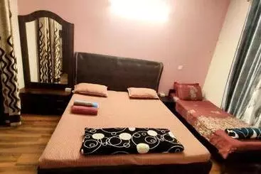 Nocleg ze śniadaniem Little Woods Family Stay On Manali Expressway