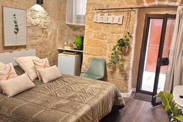 تختخواب و صبحانه Sister Residence Rooms