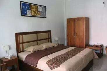 Pensionat Eboni Guest House Madiun