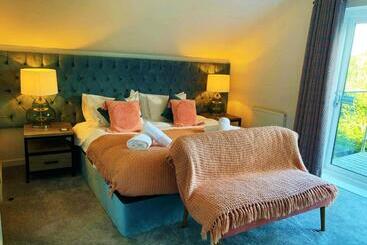 Waveside Waterside With Hot Tubresort Poolgym