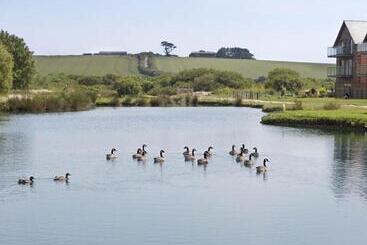 Waveside Waterside With Hot Tubresort Poolgym