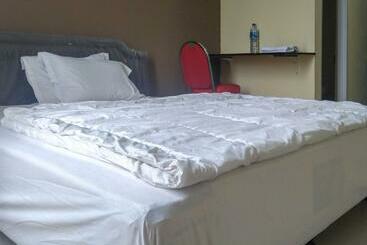 Hotelli Travelista Homestay Near Gor Candradimuka Semarang Mitra Reddoorz