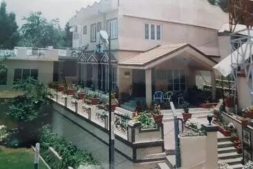 ベッドアンドブレックファースト Kumaragiri Cottages Kodaikanal