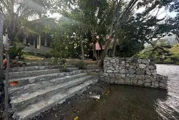 Hostel Yaxlik River Lodge