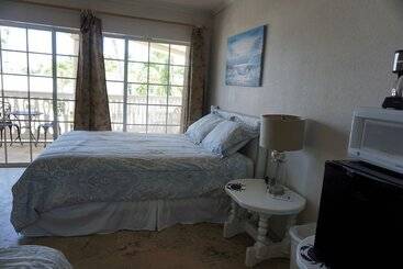 Отель Coconut Cove Resort & Marina