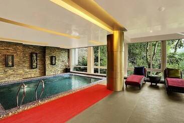 בית מלון כפרי Mayfair Spa Resort & Casino