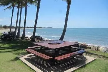 Mökkimajoitus Tropical Beach Caravan Park