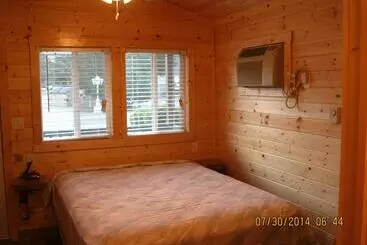 Crescent Bar Camping Resort Cottage 4