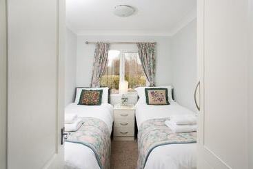 2 Bed Cottage With Hot Tub At Loch Achilty, Nc500