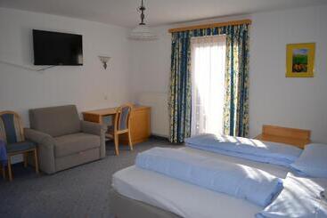 بنسيون Gasthof Alte Tanne