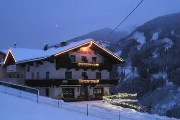 Mökkimajoitus Schösserhof