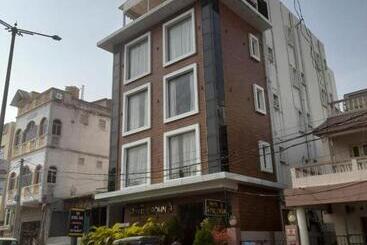 Hotel Goroomgo Royal Crown Puri