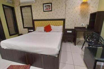 Отель Goroomgo Royal Crown Puri