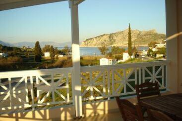 Aparthotel Perdika Suites