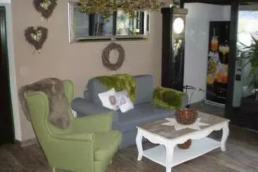 تختخواب و صبحانه Pension Leprich