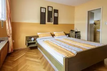 Villa Bruderfels, Garni