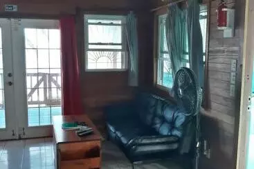 هتل Coco's Beachfront Cabanas