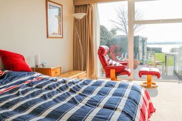 茅舍 Harbour View, Mudeford