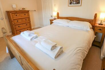 קוטג'' 10 Old School Close