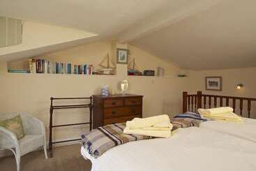 کلبه Moonrakers, Clarence Street