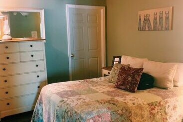 膳宿费 The Iris Garden Downtown Cottages And Suites