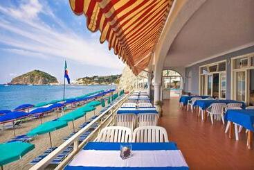 Отель Vittorio Beach Resort