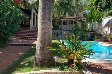 تختخواب و صبحانه Coco Suites Cozumel