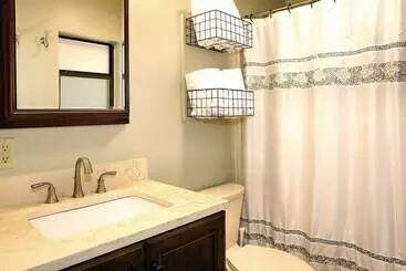 Mökkimajoitus Mountain Laurel   1 Bedrooms, 1 Baths, Sleeps 4 Cabin By Redawning