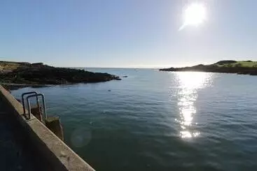 Mökkimajoitus The Pink House