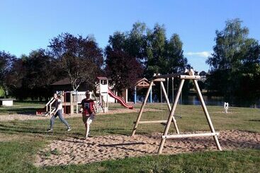 בית מלון כפרי Camping Ladignac Caravan Park