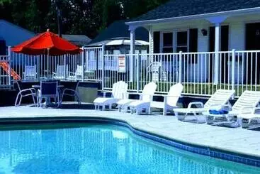Carriage House Motel Cottages & Suites