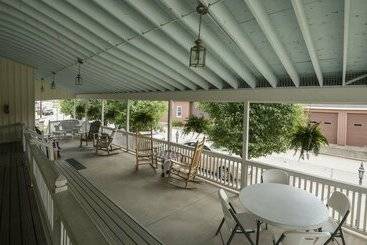 فندق Sugarcreek Village Inn