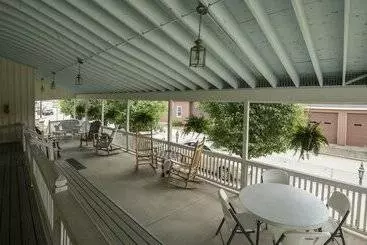 Hotelli Sugarcreek Village Inn