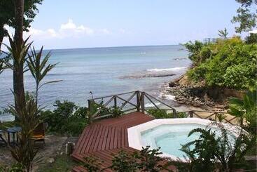 هتل Footprints Eco Resort And Spa