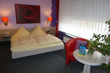 בית מלון כפרי Lindenhof Frankfurt Airport