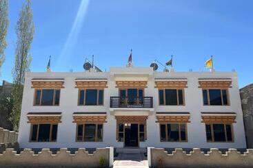 호텔 Leh Crown Inn