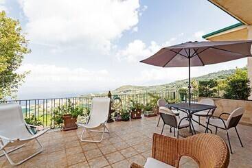 דירות לתיירים Amore Rentals   Villa The Stone On The Sea