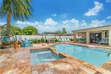 Turistihuoneistot Oasis With Pool Spa Games 5br L21