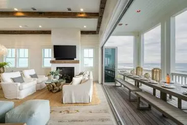 Vakantie-appartementen Marlin By Avantstay Beachfront Mansion W 10 Bdrs Multiple Living Spaces Kitchens