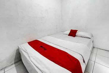 Pension (Hôtel basse catégorie) Reddoorz At Penginapan Bunda