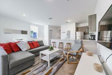 דירות לתיירים Amazing Town House 15 Min From The Beach Wfree Parking