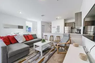 آپارتمان‌های توریست‌ها Amazing Town House 15 Min From The Beach Wfree Parking