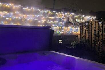 דירות לתיירים Honeysuckle Cottage & Whinfell Studio