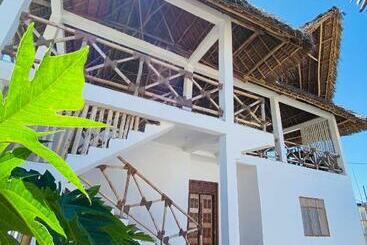 تختخواب و صبحانه Tamaru House Bungalow With Patio