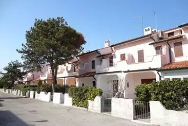 Vakantie-appartementen Cosy Two   Storey Villa With A Garden And A Shared Swimming Pool