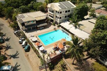 هتل Aux Roches Rouges