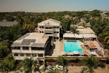 هتل Aux Roches Rouges