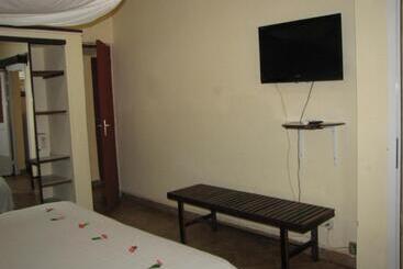 هتل Aux Roches Rouges