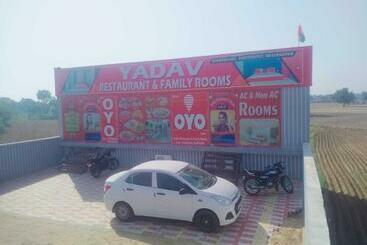 Hotel Oyo 90144 Yadav Restaurant & Family Rooms